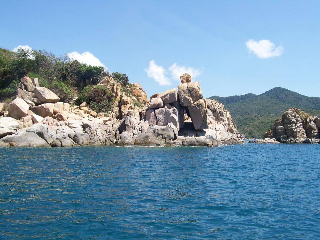 Bãi tắm Bà Điên - Bãi biển đẹp nằm trong vùng vịnh Vĩnh Hy