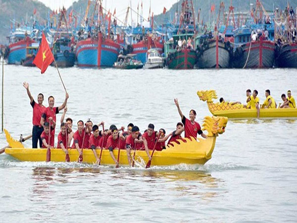 Lễ hội đua thuyền diễn ra hàng năm thu hút sự chú ý của nhiều du khách