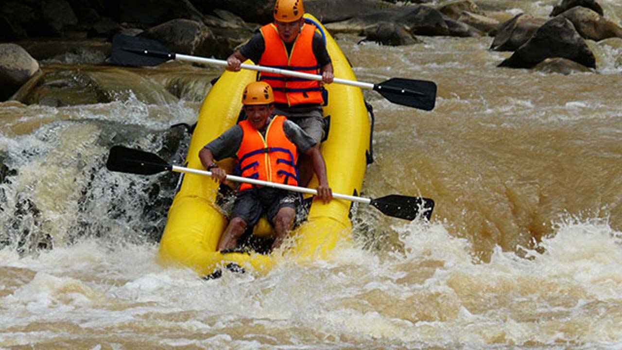 Chèo thuyền kayak tại thác Datanla. Nguồn: Internet